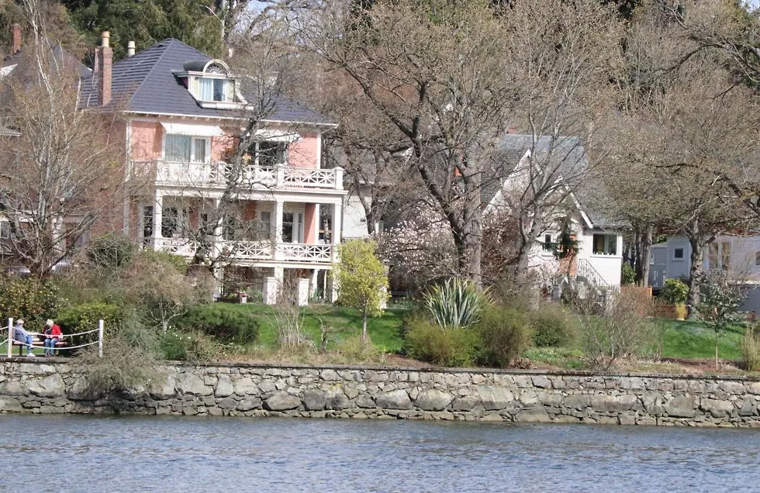Lipton Place By Elegant Waterfront-1